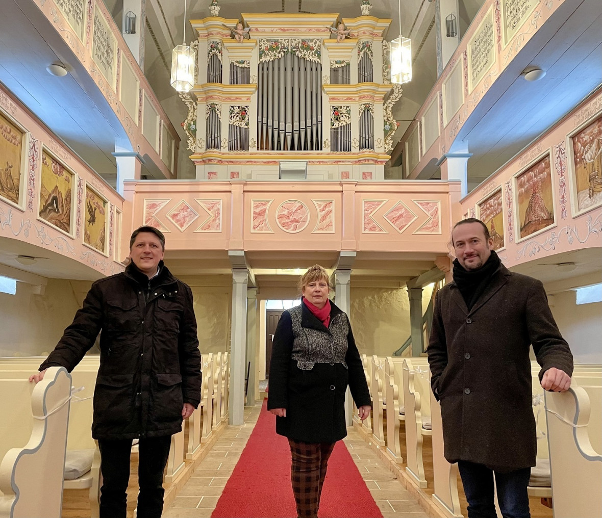 Maik Kowalleck, Christiane Linke und Matthias Grünert (v.l.n.r.) in der Kirche in Hoheneiche 